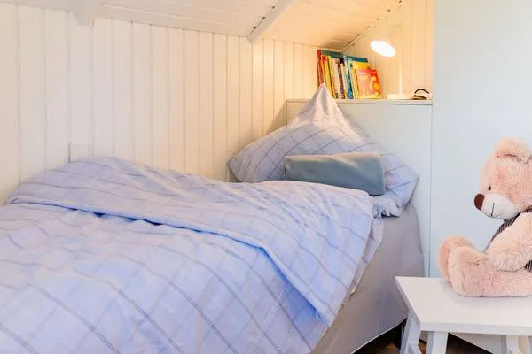 Schlafzimmer mit einem Einzelbett, Boxspring und Kleiderschrank  Lille Hus