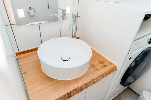 Bad mit Dusche, WC, Fenster, Waschtisch und Waschmaschine  Lille Hus