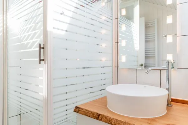 Bad mit Dusche, WC, Fenster, Waschtisch und Waschmaschine  Lille Hus