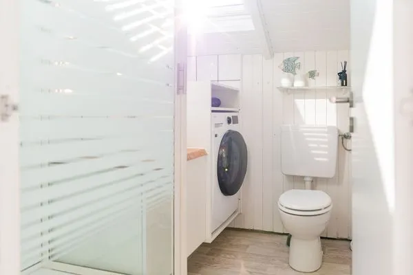 Bad mit Dusche, WC, Fenster, Waschtisch und Waschmaschine  Lille Hus