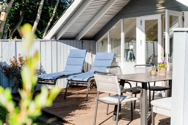 Terrasse mit Loungemöbeln, Sonnenliegen und Grill  Lille Hus
