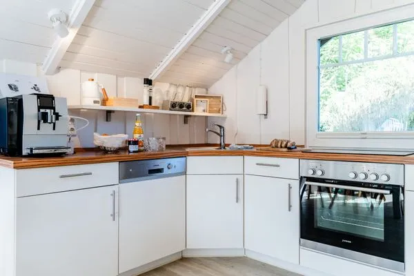 Offene Wohnküche mit Jura-Kaffeemaschine, Geschirrspüler, Mikrowelle uvm.  Lille Hus