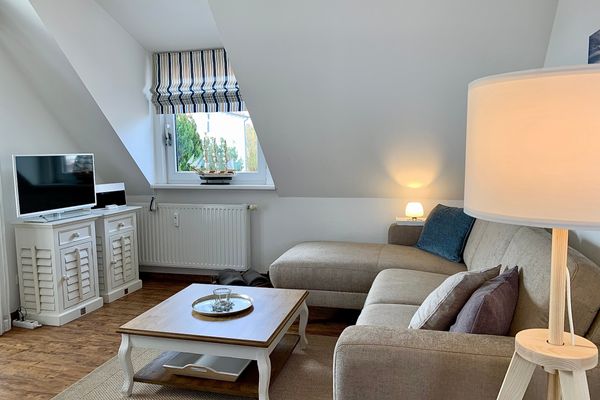 Wohnzimmer mit Eckcouch und TV