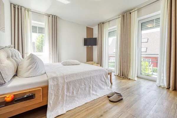 Schlafzimmer mit Doppelbett und TV Parkresidenz am Hafen Wohnung HF 14 - "Sandburg Zingst"