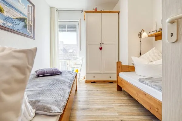 Schlafzimmer mit Einzelbetten und Kleiderschrank Parkresidenz am Hafen Wohnung HF 14 - "Sandburg Zingst"