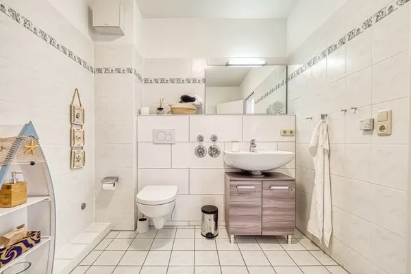 Badezimmer mit WC und Waschbecken Parkresidenz am Hafen Wohnung HF 14 - "Sandburg Zingst"