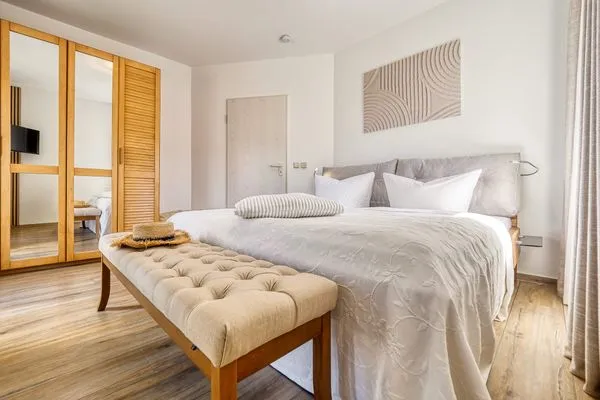 Schlafzimmer mit Doppelbett und Kleiderschrank Parkresidenz am Hafen Wohnung HF 14 - "Sandburg Zingst"