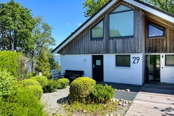 Fassade / Eingang  Traumhaftes Ferienhaus für bis zu 6. Personen mit Blick und Zugang zur Schlei