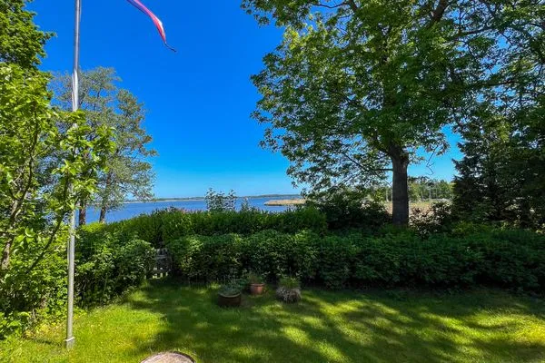 Gartenblick  Traumhaftes Ferienhaus für bis zu 6. Personen mit Blick und Zugang zur Schlei