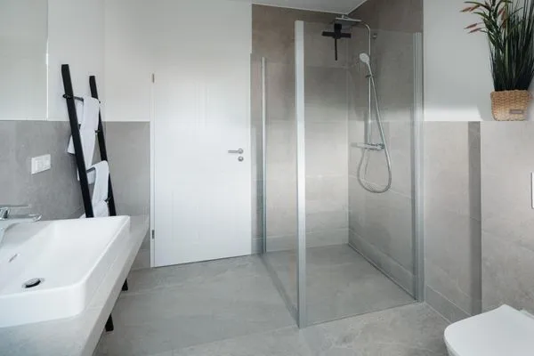 Badezimmer  Suite West | Seitliche Wasserlage