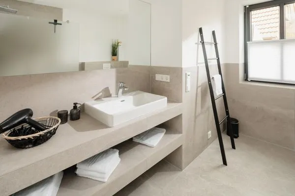 Badezimmer  Suite Süd | Seitliche Wasserlage