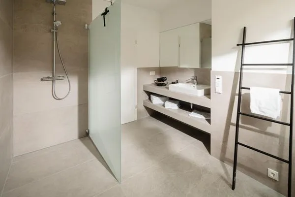 Badezimmer  Suite Süd | Seitliche Wasserlage