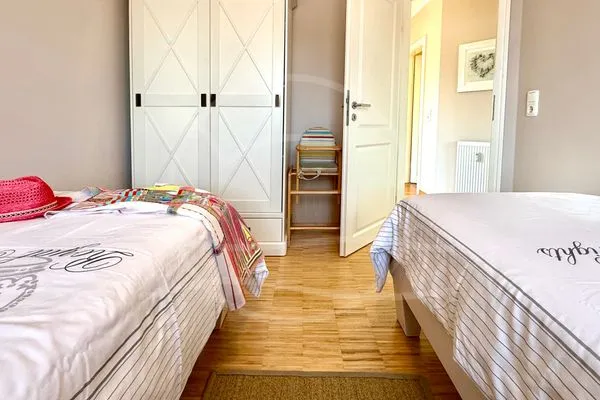 Schlafzimmer mit Einzelbetten und Kleiderschrank  Glebbe 17 - Wohnung 3
