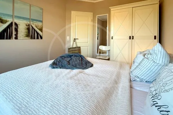 Schlafzimmer mit Doppelbett und Kleiderschrank  Glebbe 17 - Wohnung 3