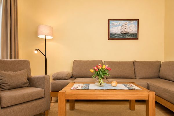 Wohnzimmer mit Sofa uns Sessel
