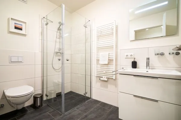 Ferienwohnung Wohlfühloase Hafenresidenz Waren (Müritz) - Badezimmer mit Glas-Dusche  Wohlfühloase