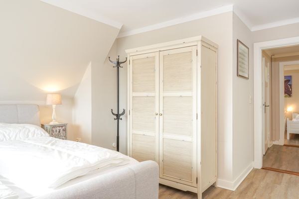  Haubarg Ossenhoff Appartement Buernhus Tating - Kleiderschrank