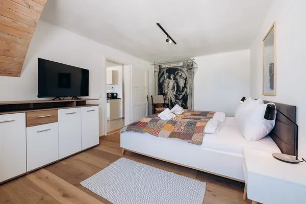 Schlafzimmer 1, Doppelbett und Fernseher  KUL App. 5
