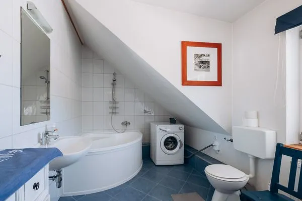 Badezimmer mit Badewanne und WC  KUL App. 6