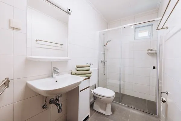 Badezimmer 1, Dusche und Wc  Apartment Sonnenhang by Alpenidyll Apartments