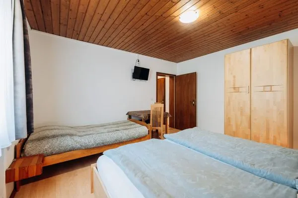 Schalfzimmer 3, Doppelbett und 1 Einzelbett  Apartment Sonnenhang by Alpenidyll Apartments