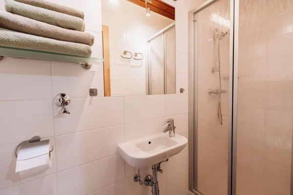 Badzimmer 3, Dusche und WC  Apartment Sonnenhang by Alpenidyll Apartments