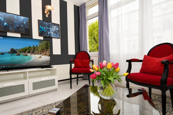 Wohnbereich mit TV und Stühlen