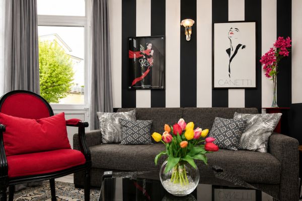 Wohnbereich mit Sofa und Sessel