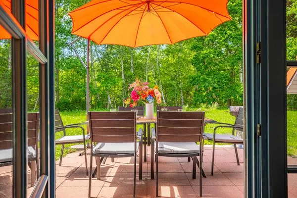 Blick auf die große Terrasse Ferienpark Freesenbruch Doppelhaushälfte 12 - Sommerlust