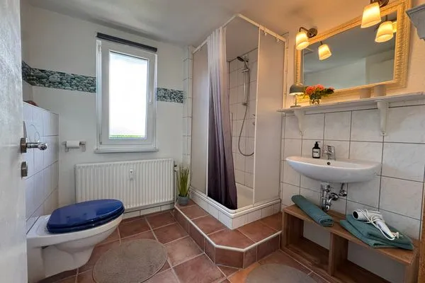 Geräumiges Bad mit Dusche, WC, Waschbecken, Föhn, Fenster  Nordlicht