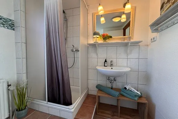 Geräumiges Bad mit Dusche, WC, Waschbecken, Föhn, Fenster  Nordlicht