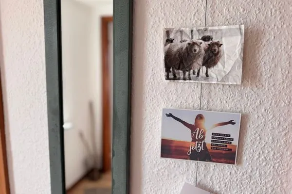 Schmaler Ganzkörperspiegel und liebevolle Postkarten  Nordlicht