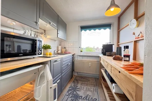 Küche mit 2-er Ceranfeld, Kaffeevollautomat, Backofen-Mikrowelle-Kombi-Gerät,  Nordlicht