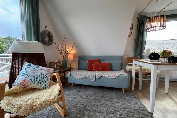 Wohnbereich mit Schlafcouch, TV, Wlan und Büchern  Nordlicht