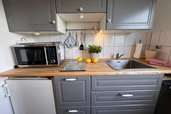 Küchenzeile mit Backofen-Mikro-Kombi-Gerät, 2er Ceranherd, Spüle  Nordlicht