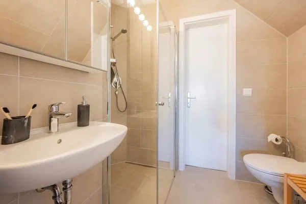 Badezimmer Seeblick Anlage App. Aquamarin