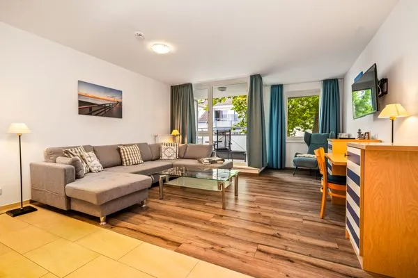 Ferienwohnung Leuchtturm Wohnzimmer mit Couch und Sessel  Leuchtturm