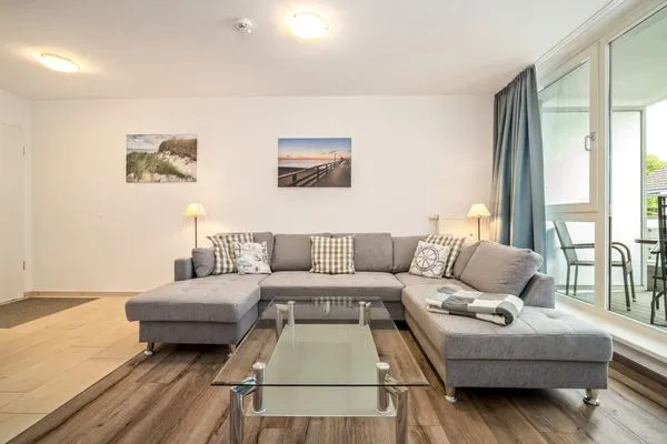 Ferienwohnung Leuchtturm Blick auf die gemütliche Couch im Wohnzimmer  Leuchtturm