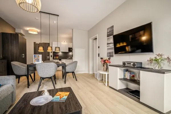Ferienwohnung Lüttstuv Ostseebad Wustrow – Moderner, lichtdurchfluteter Wohn- und Essbereich  Lüttstuv