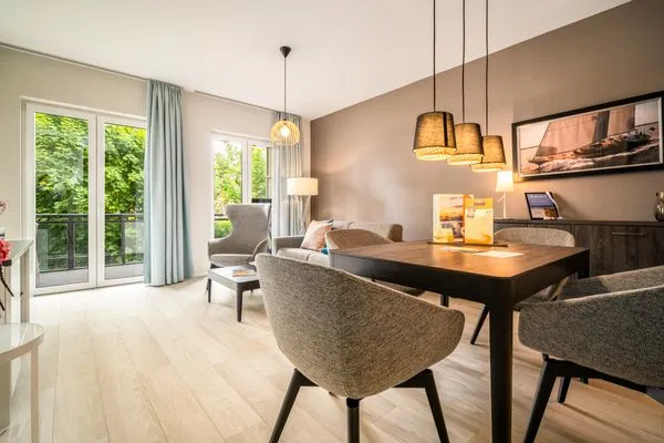 Ferienwohnung Lüttstuv Ostseebad Wustrow – Moderner, lichtdurchfluteter Wohn- und Essbereich  Lüttstuv