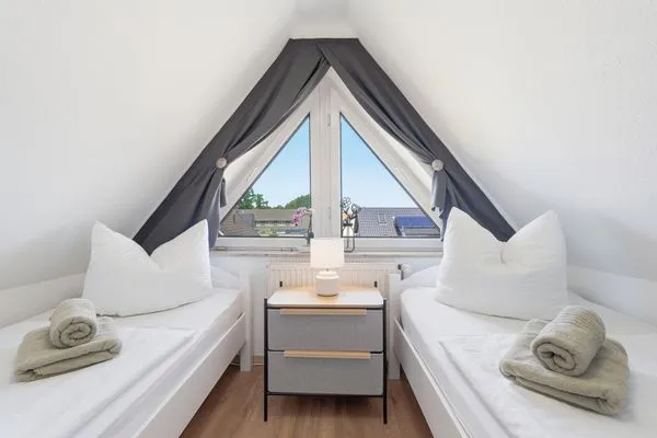 Schlafzimmer mit zwei Einzelbetten  Ferienwohnung Seepferdchen