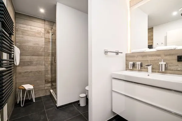 Ferienapartment Ostseestuv Wustrow – Modernes Badezimmer mit Dusche und stilvollem Design  Ostseestuv