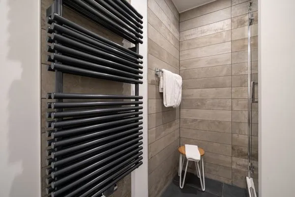 Ferienapartment Ostseestuv Wustrow – Modernes Badezimmer mit Dusche und stilvollem Design  Ostseestuv