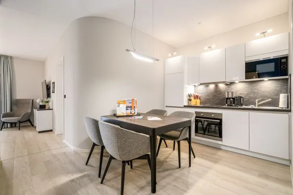 Ferienapartment Ostseestuv Wustrow – Moderne Küche mit stilvollem Essbereich und hochwertiger Ausstattung  Ostseestuv