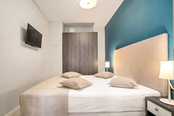 Ferienapartment Ostseestuv Wustrow – Komfortables Schlafzimmer mit stilvollen Farben und Doppelbett  Ostseestuv