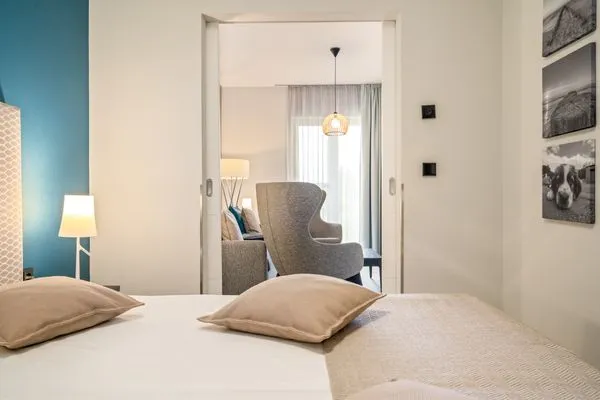 Ferienapartment Ostseestuv Wustrow – Geschmackvolles Schlafzimmer mit Blick in den hellen Wohnbereich  Ostseestuv