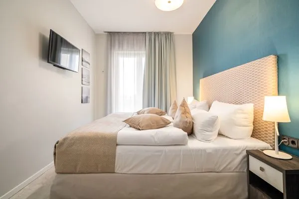 Ferienapartment Ostseestuv Wustrow – Geschmackvolles Schlafzimmer mit Zugang zur Terrasse  Ostseestuv