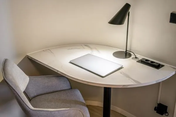 Ferienapartment Ostseestuv Wustrow – Geschmackvolles Schlafzimmer mit Arbeitsplatz  Ostseestuv