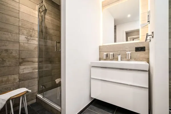 Ferienapartment Ostseestuv Wustrow – Modernes Badezimmer mit Dusche und stilvollem Design  Ostseestuv