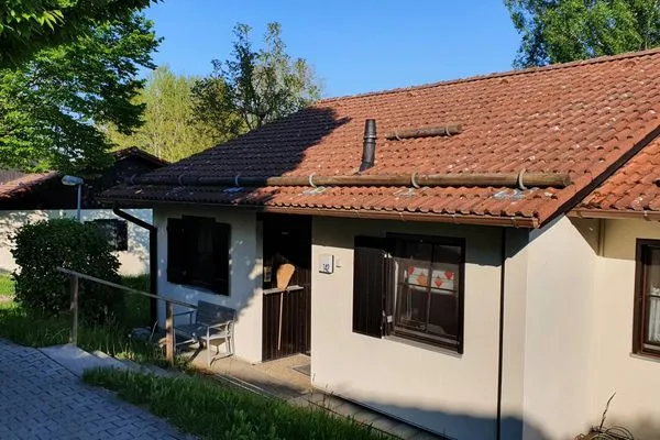 Fassade / Eingang Feriendorf Hochbergle Haus 142 - Lechseeblick